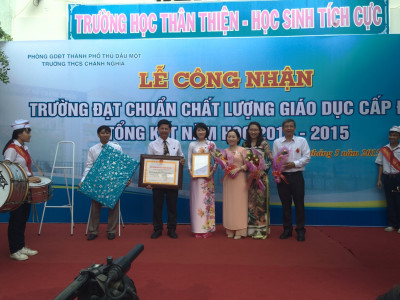 BGH nhà trường nhận quyết định và giấy chứng nhận.