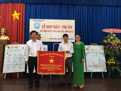 BGH nhà trường nhận cờ thi đua cụm của UBND tỉnh BD