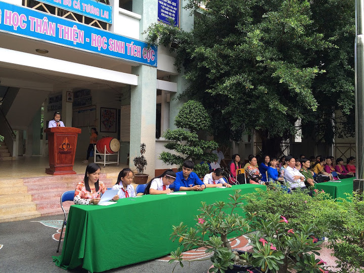 Các lớp tiến hành ký cam kết ATGT