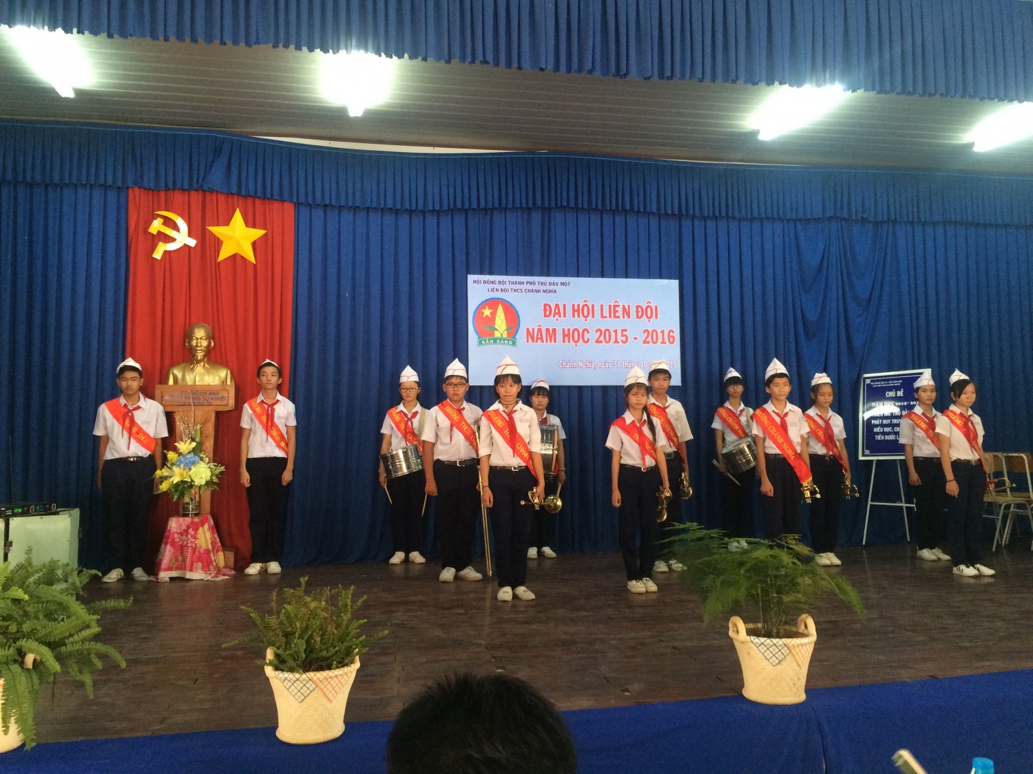 Dâng hoa lên tượng Bác