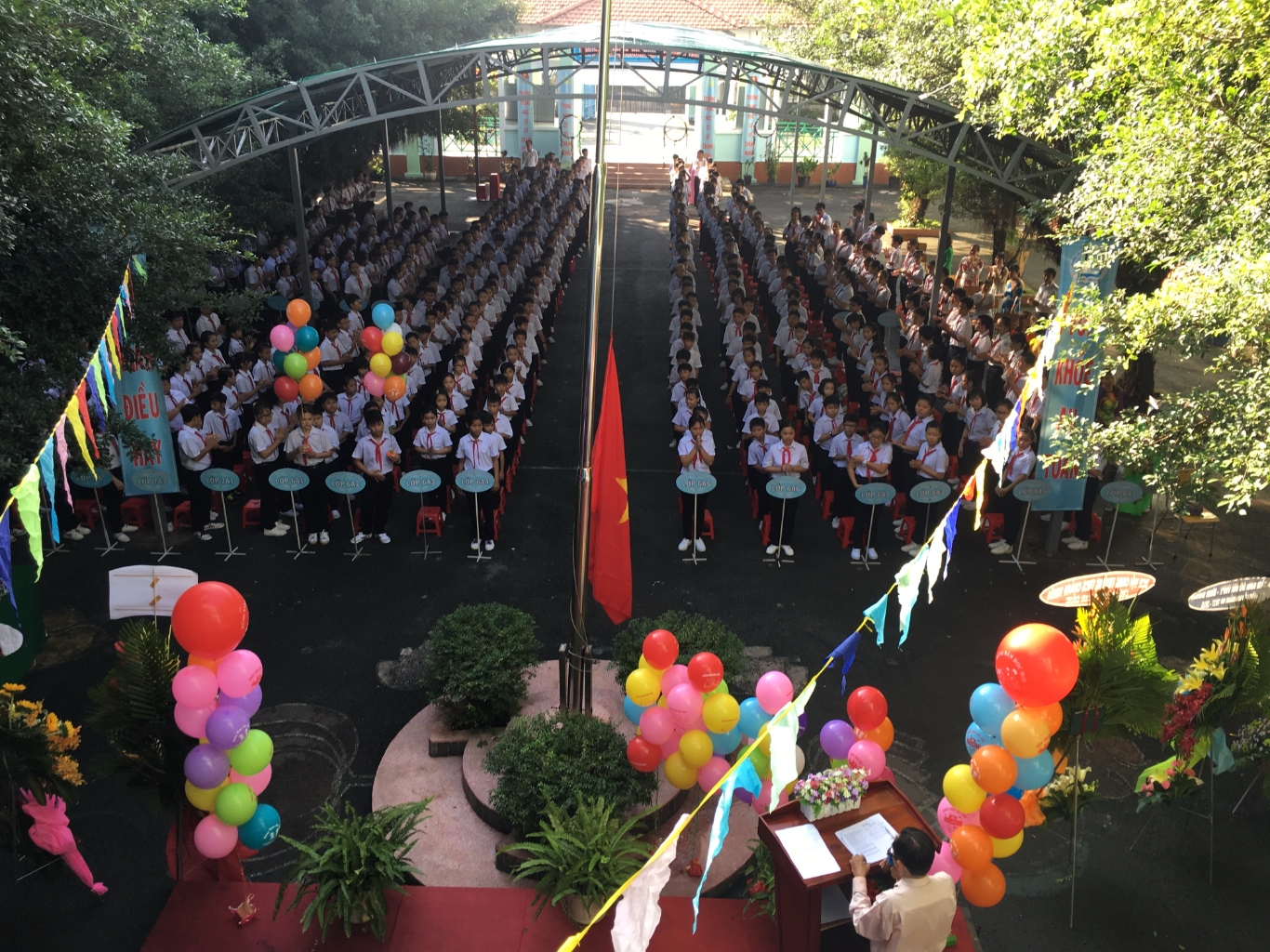 Nghi thức đón các em học sinh khối 6