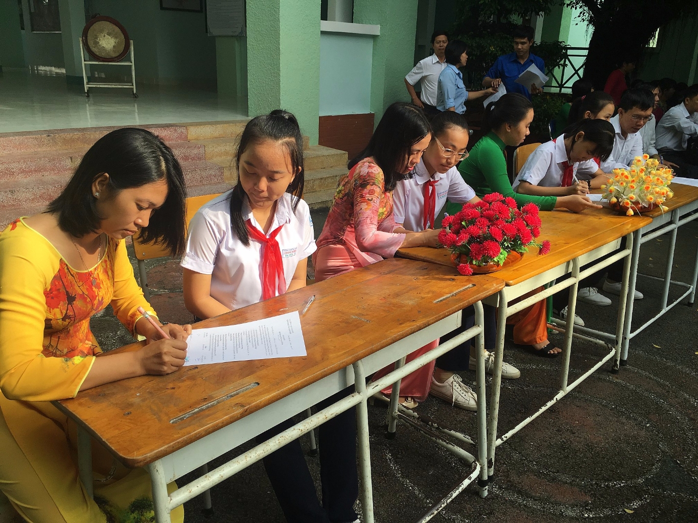 GVCN và đại diện lớp tiến hành ký cam kết ATGT