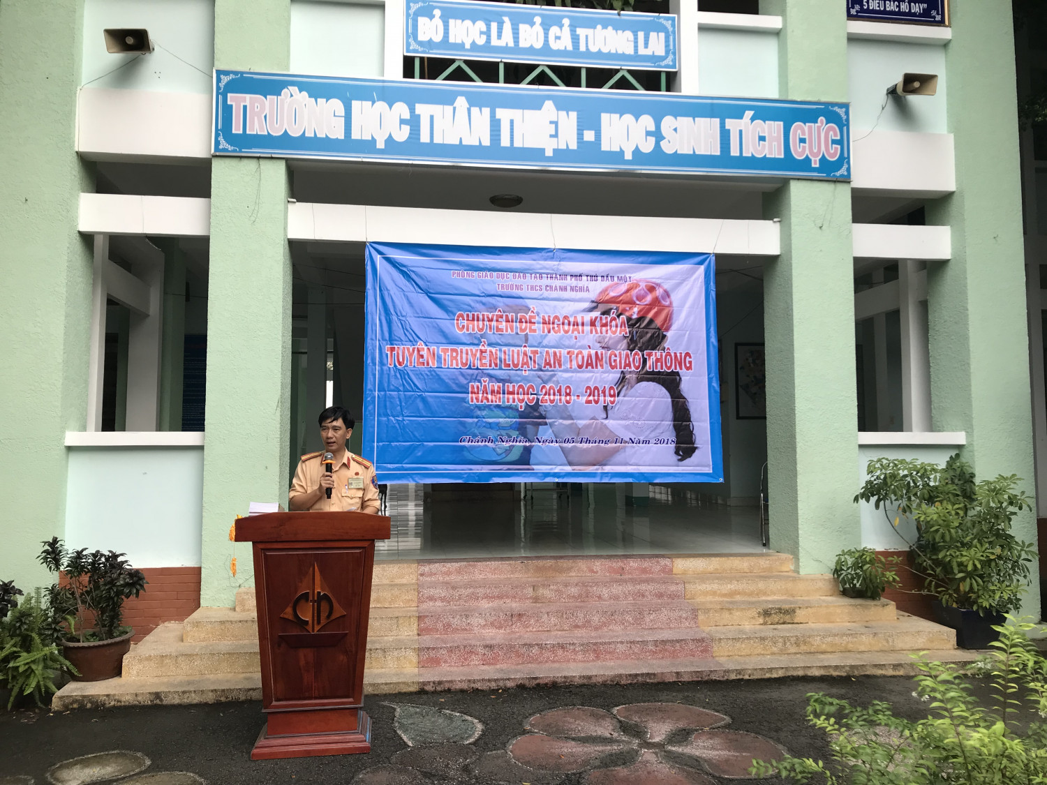 Sinh hoạt ngoại khóa "Tuyên truyền luật An toàn giao thông" năm học 2018-2019