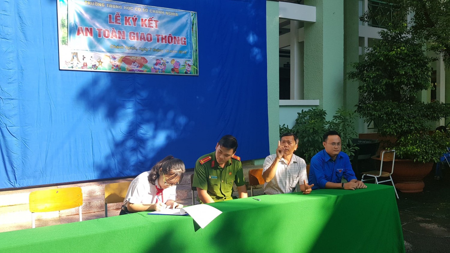Ký kết An toàn giao thông năm học 2019 - 2020